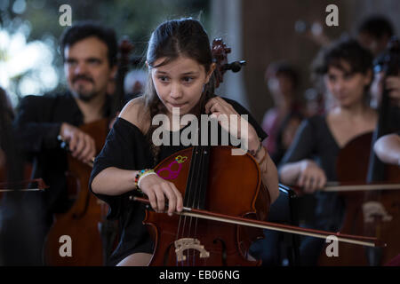 Buenos Aires, Argentina. 22 Novembre, 2014. Violoncellisti giocare una improvvisata melodia, diretto dal violoncellista Claudio Pena, durante l'ensemble "100 violoncelli', nel contesto della celebrazione del 'Day della musica', nel cortile della biblioteca nazionale, nella città di Buenos Aires, capitale dell'Argentina il 9 novembre 22, 2014. © Mart¨ªn Zabala/Xinhua/Alamy Live News Foto Stock