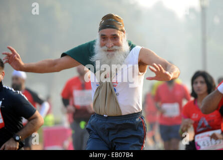 New Delhi, India. 23 Nov, 2014. I partecipanti eseguono durante l'Airtel Delhi mezza maratona a New Delhi, India, nov. 23, 2014. Credito: Partha Sarkar/Xinhua/Alamy Live News Foto Stock