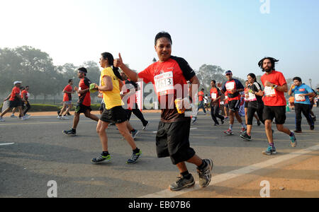 New Delhi, India. 23 Nov, 2014. I partecipanti eseguono durante l'Airtel Delhi mezza maratona a New Delhi, India, nov. 23, 2014. Credito: Partha Sarkar/Xinhua/Alamy Live News Foto Stock