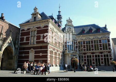 Gli studenti al Academiegebouw (Accademia universitaria edificio) a Domplein, vicino la chiesa del duomo, interna della città di Utrecht, Paesi Bassi Foto Stock