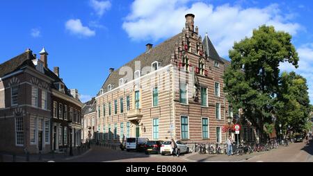 Paushuize (Casa Papale) a Kromme Nieuwegracht canal a Utrecht, inizi del XVI secolo maniero edificato per il solo olandese papa Adriano IV Foto Stock