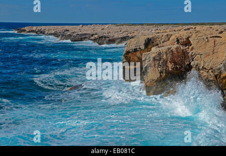 Onde che si infrangono al di sopra del capo roccioso Lara sulla penisola di Akamas Paphos Foto Stock