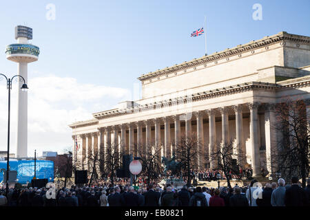 La bandiera europea a metà il montante sulla cima di St George's Hall di Liverpool sul Giorno del Ricordo 2013. Foto Stock