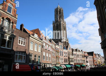 112m alta torre di Dom (Domtoren) di San Martin's Cathedral in Utrecht, Paesi Bassi visto da Oudegracht canal a Vismarkt Foto Stock