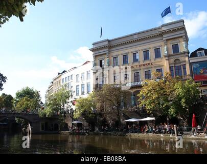 Gli studenti gustando un drink presso Winkel van Sinkel, terrazza sul vecchio centro medievale banchine lungo Oudegracht canal. interna della città di Utrecht, Paesi Bassi Foto Stock