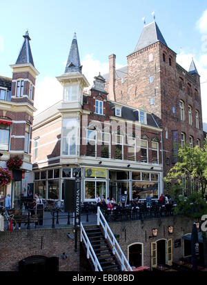 Oudegracht canal nel vecchio interno della città di Utrecht, Paesi Bassi con il maniero medievale 'Stadskasteel Oudaen' sulla destra Foto Stock