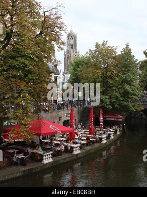 La terrazza del vecchio centro medievale banchine lungo Oudegracht canal nel vecchio interno della città di Utrecht, Paesi Bassi Foto Stock
