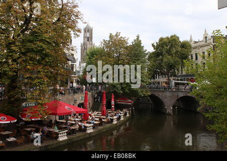 Terrazza e Bar presso il vecchio centro medievale banchine lungo Oudegracht canal nel vecchio interno della città di Utrecht, Paesi Bassi Foto Stock