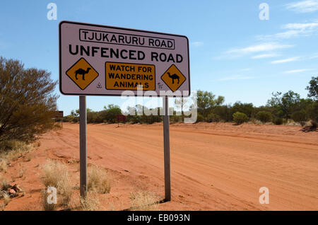 "Unfenced Road' segno, Tjukaruru Road, Docker River Road, Territorio del Nord, l'Australia Foto Stock