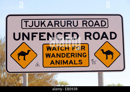 "Unfenced Road' segno, Tjukaruru Road, Docker River Road, Territorio del Nord, l'Australia Foto Stock