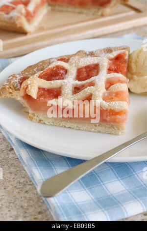 La fragola e traliccio apple pie con gelato Foto Stock