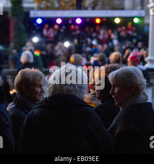 Southport, Merseyside, Regno Unito. 22 Novembre, 2014. Southport del grande Natale accendere, con stelle e agisce in esecuzione su di un palco in centro di Lord Street che è stata chiusa al traffico per l'evento. Festeggiamenti nel resort sono quest'anno organizzata dalla neonata miglioramento del Business Team di distretto. Credito: Mar fotografico/Alamy Live News Foto Stock