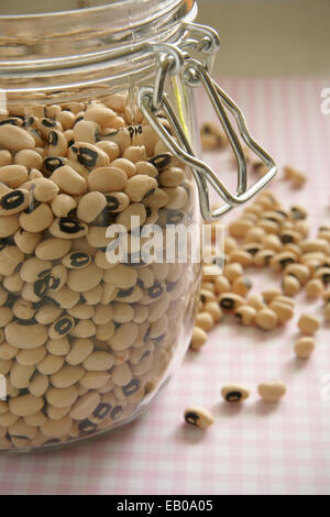 California Blackeye piselli in un vetro vaso di storage Foto Stock