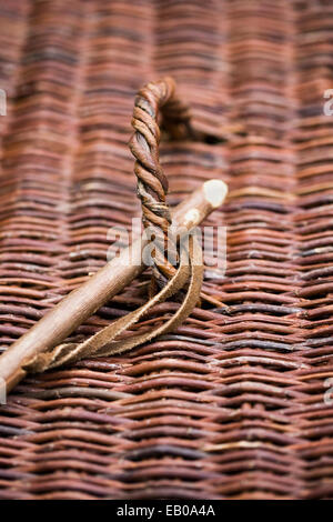 Dettagli sul coperchio di un cesto tessuto. Foto Stock