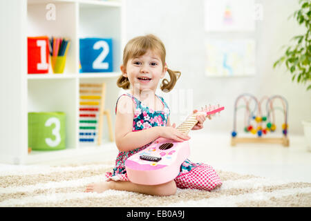 Bambina a suonare la chitarra Foto Stock