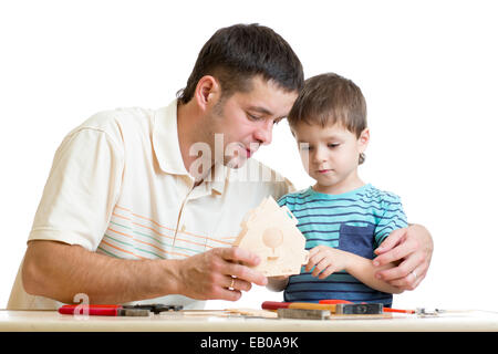 Papà e figlio kid insegnare la costruzione di casella di nesting Foto Stock
