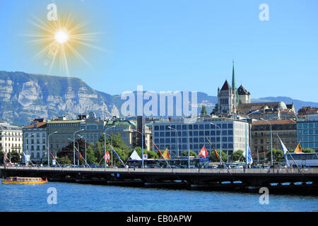 Ponte Mont-Blanc e cattedrale di Saint-Pierre torre dalla bella giornata, Ginevra, Svizzera Foto Stock