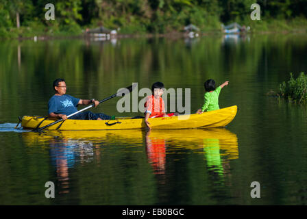 Famiglia canoa a lago Situgunung, Gede Pangrango National Park, Indonesia. Foto Stock