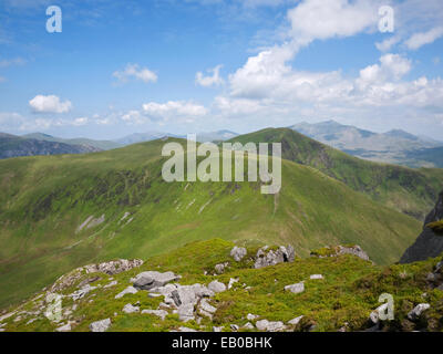 Mynydd Tal-y-mignedd e Trum y Ddysgl attraverso Bwlch Dros-Berna sulla cresta Nantlle, Eifionydd, Snowdonia National Park, il Galles Foto Stock