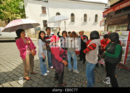 Turisti asiatici a Place Jean Marais Parigi Montmartre Franc Foto Stock