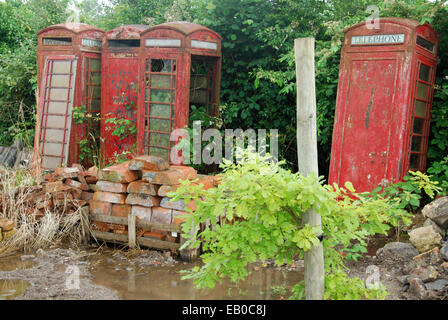 Derelitti rosso classico cabine telefoniche Foto Stock
