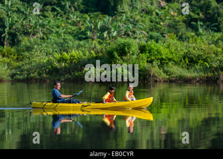 Famiglia canoa a lago Situgunung, Gede Pangrango National Park, Indonesia. Foto Stock