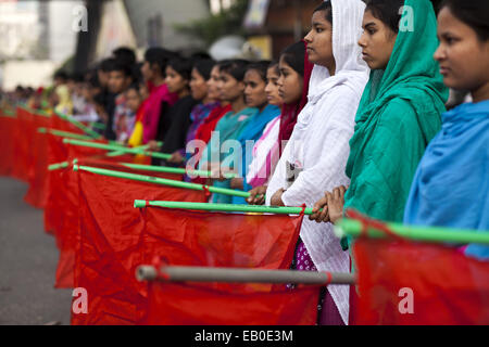 Dacca in Bangladesh. 23 Nov, 2014. Vittime della moda Tazreen realizzato protesta di fronte press club esigente la punizione per il Tazreen fabbrica di moda proprietario e il risarcimento delle vittime della fabbrica 2012 fire, in Savar, una trentina di chilometri a nord di Dhaka.almeno 124 persone sono state uccise in un massiccio blaze che ha travolto multipiano fabbrica di indumento nella periferia della capitale del Bangladesh in uno dei peggiori fire tragedie nel paese il 25 novembre 2012. © Zakir Hossain Chowdhury/ZUMA filo/Alamy Live News Foto Stock