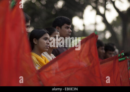 Dacca in Bangladesh. 23 Nov, 2014. Vittime della moda Tazreen realizzato protesta di fronte press club esigente la punizione per il Tazreen fabbrica di moda proprietario e il risarcimento delle vittime della fabbrica 2012 fire, in Savar, una trentina di chilometri a nord di Dhaka.almeno 124 persone sono state uccise in un massiccio blaze che ha travolto multipiano fabbrica di indumento nella periferia della capitale del Bangladesh in uno dei peggiori fire tragedie nel paese il 25 novembre 2012. © Zakir Hossain Chowdhury/ZUMA filo/Alamy Live News Foto Stock