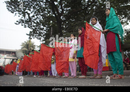 Dacca in Bangladesh. 23 Nov, 2014. Vittime della moda Tazreen realizzato protesta di fronte press club esigente la punizione per il Tazreen fabbrica di moda proprietario e il risarcimento delle vittime della fabbrica 2012 fire, in Savar, una trentina di chilometri a nord di Dhaka.almeno 124 persone sono state uccise in un massiccio blaze che ha travolto multipiano fabbrica di indumento nella periferia della capitale del Bangladesh in uno dei peggiori fire tragedie nel paese il 25 novembre 2012. © Zakir Hossain Chowdhury/ZUMA filo/Alamy Live News Foto Stock