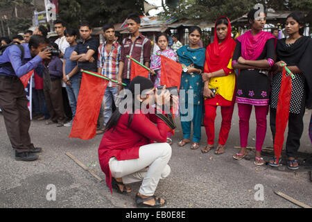 Dacca in Bangladesh. 23 Nov, 2014. Vittime della moda Tazreen realizzato protesta di fronte press club esigente la punizione per il Tazreen fabbrica di moda proprietario e il risarcimento delle vittime della fabbrica 2012 fire, in Savar, una trentina di chilometri a nord di Dhaka.almeno 124 persone sono state uccise in un massiccio blaze che ha travolto multipiano fabbrica di indumento nella periferia della capitale del Bangladesh in uno dei peggiori fire tragedie nel paese il 25 novembre 2012. © Zakir Hossain Chowdhury/ZUMA filo/Alamy Live News Foto Stock