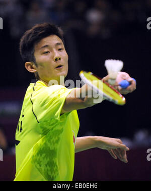 Hong Kong, Cina. 23 Nov, 2014. Chen a lungo della Cina restituisce la navetta durante i suoi uomini singoli match finale contro il figlio di Ho Wan della Corea del Sud al Yonex-Sunrise Hong Kong apre a Hong Kong, Cina del sud, nov. 23, 2014. Chen ha perso 0-2. © Lo Fai Ping/Xinhua/Alamy Live News Foto Stock