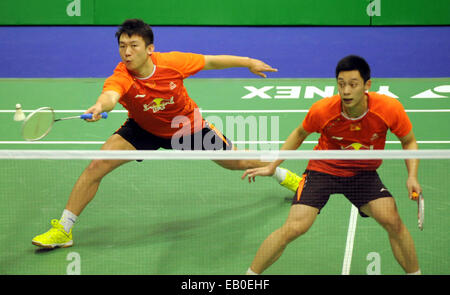 Hong Kong. 23 Nov, 2014. Liu e Xiaolong Qiu Zihan(L) della Cina restituire la sfera durante l'uomo duplice finale di Yonex-Sunrise Hong Kong Open Badminton torneo a Hong Kong Coliseum in Hong Kong, nov. 23, 2014. Liu e Xiaolong Qiu Zihanlost a Setiawan Hendra e Ahsan Mohammad di Indonesia con 1-2(16-21, 21-17, 15-21). © Lo Fai Ping/Xinhua/Alamy Live News Foto Stock