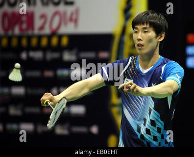 Hong Kong, Cina. 23 Nov, 2014. Figlio di Ho Wan della Corea del Sud serve durante i suoi uomini singoli match finale contro la rielezione di Chen a lungo della Cina al Yonex-Sunrise Hong Kong apre a Hong Kong, Cina del sud, nov. 23, 2014. Figlio Wan Ho vinto 2-0 la rivendicazione l'oro. © Lo Fai Ping/Xinhua/Alamy Live News Foto Stock