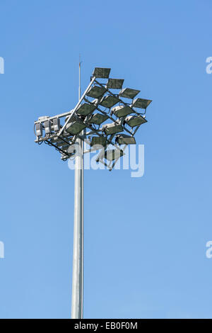 Lo stadio di illuminazione sportivi contro il cielo blu sullo sfondo Foto Stock