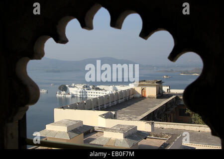 Vista della terrazza sul Lago Pichhola e palazzo dal balcone del Palazzo di Città, Udaipur, Rajasthan, India, Asia Foto Stock