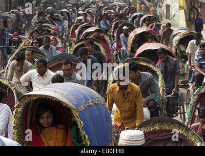 Dacca in Bangladesh. 23 Nov, 2014. Una trafficata strada di risciò a Dhaka, nel Bangladesh.Rickshaw di Dhaka registrati al Guinness World Records 2015 rendendo la voce ''mciclo ost rickshaw in una città''.Nella città di Dhaka circa 5 Lac rickshaw disponibili.15 milioni di persone che vivono nella città di Dhaka e 40% di persone che viaggiano in città con il rickshaw. © Zakir Hossain Chowdhury/ZUMA filo/Alamy Live News Foto Stock