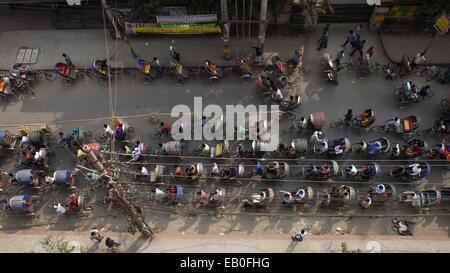 Dacca in Bangladesh. 23 Nov, 2014. Una trafficata strada di risciò a Dhaka, nel Bangladesh.Rickshaw di Dhaka registrati al Guinness World Records 2015 rendendo la voce ''mciclo ost rickshaw in una città''.Nella città di Dhaka circa 5 Lac rickshaw disponibili.15 milioni di persone che vivono nella città di Dhaka e 40% di persone che viaggiano in città con il rickshaw. © Zakir Hossain Chowdhury/ZUMA filo/Alamy Live News Foto Stock