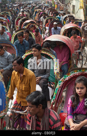 Dacca,Bangladesh. 23 Novembre, 2014. Una trafficata strada di risciò a Dhaka,Bangladesh. In rickshaw di Dhaka registrati al Guinness World Records 2015 rendendo voce " ciclo ost rickshaw in una città'. Nella città di Dhaka circa 5 Lac rickshaw disponibili.15 milioni di persone che vivono nella città di Dhaka e 40% di persone che viaggiano in città con il rickshaw. Credito: zakir hossain chowdhury zakir/Alamy Live News Foto Stock