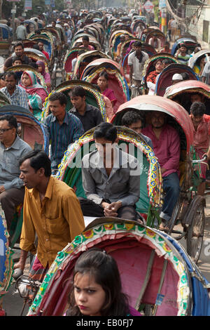 Dacca,Bangladesh. 23 Novembre, 2014. Una trafficata strada di risciò a Dhaka,Bangladesh. In rickshaw di Dhaka registrati al Guinness World Records 2015 rendendo voce " ciclo ost rickshaw in una città'. Nella città di Dhaka circa 5 Lac rickshaw disponibili.15 milioni di persone che vivono nella città di Dhaka e 40% di persone che viaggiano in città con il rickshaw. Credito: zakir hossain chowdhury zakir/Alamy Live News Foto Stock