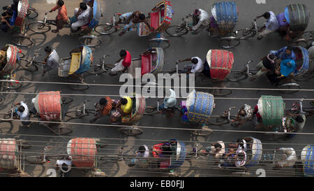 Dacca in Bangladesh. 23 Nov, 2014. Una trafficata strada di risciò a Dhaka, nel Bangladesh.Rickshaw di Dhaka registrati al Guinness World Records 2015 rendendo la voce ''mciclo ost rickshaw in una città''.Nella città di Dhaka circa 5 Lac rickshaw disponibili.15 milioni di persone che vivono nella città di Dhaka e 40% di persone che viaggiano in città con il rickshaw. © Zakir Hossain Chowdhury/ZUMA filo/Alamy Live News Foto Stock