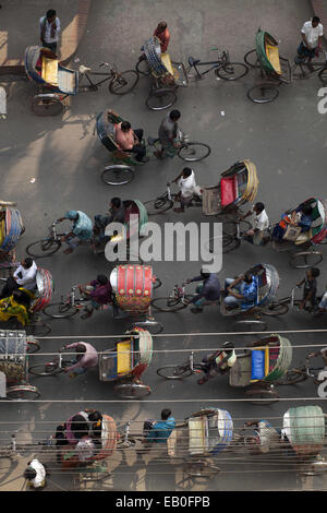 Dacca in Bangladesh. 23 Nov, 2014. Una trafficata strada di risciò a Dhaka, nel Bangladesh.Rickshaw di Dhaka registrati al Guinness World Records 2015 rendendo la voce ''mciclo ost rickshaw in una città''.Nella città di Dhaka circa 5 Lac rickshaw disponibili.15 milioni di persone che vivono nella città di Dhaka e 40% di persone che viaggiano in città con il rickshaw. © Zakir Hossain Chowdhury/ZUMA filo/Alamy Live News Foto Stock