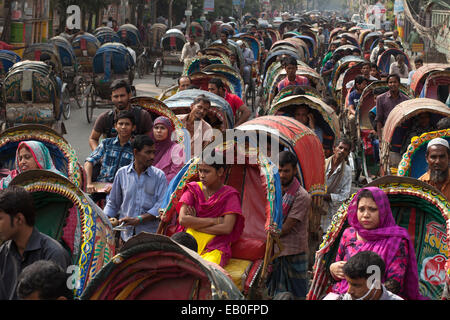 Dacca,Bangladesh. 23 Novembre, 2014. Una trafficata strada di risciò a Dhaka,Bangladesh. In rickshaw di Dhaka registrati al Guinness World Records 2015 rendendo voce " ciclo ost rickshaw in una città'. Nella città di Dhaka circa 5 Lac rickshaw disponibili.15 milioni di persone che vivono nella città di Dhaka e 40% di persone che viaggiano in città con il rickshaw. Credito: zakir hossain chowdhury zakir/Alamy Live News Foto Stock