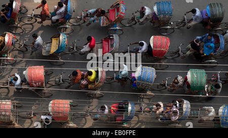 Dacca,Bangladesh. 23 Novembre, 2014. Una trafficata strada di risciò a Dhaka,Bangladesh. In rickshaw di Dhaka registrati al Guinness World Records 2015 rendendo voce " ciclo ost rickshaw in una città'. Nella città di Dhaka circa 5 Lac rickshaw disponibili.15 milioni di persone che vivono nella città di Dhaka e 40% di persone che viaggiano in città con il rickshaw. Credito: zakir hossain chowdhury zakir/Alamy Live News Foto Stock