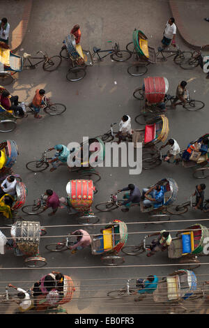 Dacca,Bangladesh. 23 Novembre, 2014. Una trafficata strada di risciò a Dhaka,Bangladesh. In rickshaw di Dhaka registrati al Guinness World Records 2015 rendendo voce " ciclo ost rickshaw in una città'. Nella città di Dhaka circa 5 Lac rickshaw disponibili.15 milioni di persone che vivono nella città di Dhaka e 40% di persone che viaggiano in città con il rickshaw. Credito: zakir hossain chowdhury zakir/Alamy Live News Foto Stock