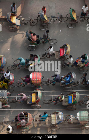 Dacca,Bangladesh. 23 Novembre, 2014. Una trafficata strada di risciò a Dhaka,Bangladesh. In rickshaw di Dhaka registrati al Guinness World Records 2015 rendendo voce " ciclo ost rickshaw in una città'. Nella città di Dhaka circa 5 Lac rickshaw disponibili.15 milioni di persone che vivono nella città di Dhaka e 40% di persone che viaggiano in città con il rickshaw. Credito: zakir hossain chowdhury zakir/Alamy Live News Foto Stock