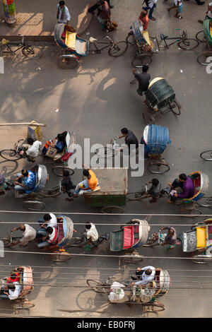 Dacca,Bangladesh. 23 Novembre, 2014. Una trafficata strada di risciò a Dhaka,Bangladesh. In rickshaw di Dhaka registrati al Guinness World Records 2015 rendendo voce " ciclo ost rickshaw in una città'. Nella città di Dhaka circa 5 Lac rickshaw disponibili.15 milioni di persone che vivono nella città di Dhaka e 40% di persone che viaggiano in città con il rickshaw. Credito: zakir hossain chowdhury zakir/Alamy Live News Foto Stock