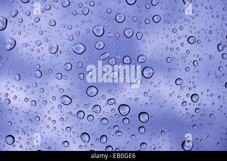 Goccia di acqua sulla finestra Foto Stock