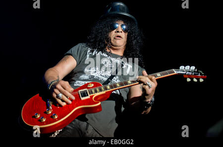 Monaco di Baviera, Germania. 22 Novembre, 2014. Il chitarrista Slash esegue sul palco durante il suo tour tedesco presso la Zenith di Monaco di Baviera, Germania, 22 novembre 2014. Foto: Sven Hoppe/dpa/Alamy Live News Foto Stock