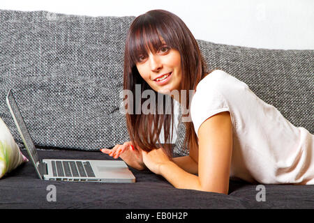 Giovane donna su laptop Foto Stock