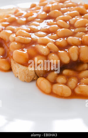 Fagioli in salsa di pomodoro su pane tostato Foto Stock